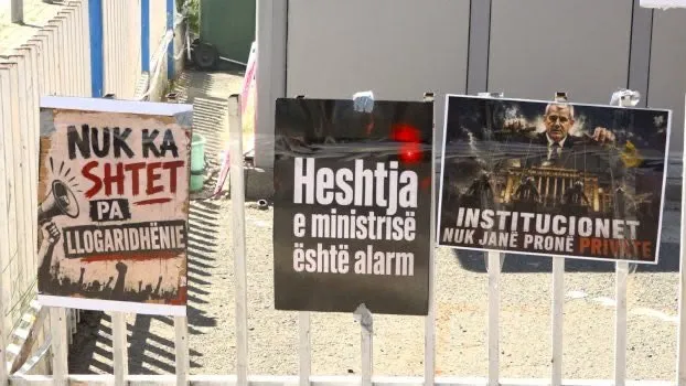 Pankartat “Nuk ka shtet pa llogaridhënie”, “Heshtja e ministrisë është alarm” dhe “Institucionet nuk janë pronë private”
