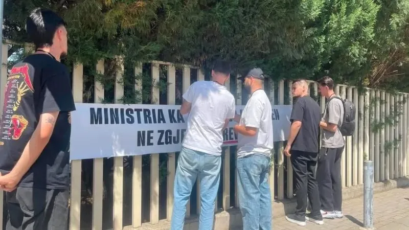 Aktivistë të Revoltës vendosin një banderolë në gardhin para Ministrisë së Punëve të Brendshme