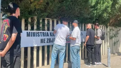 Aktivistë të Revoltës vendosin një banderolë në gardhin para Ministrisë së Punëve të Brendshme