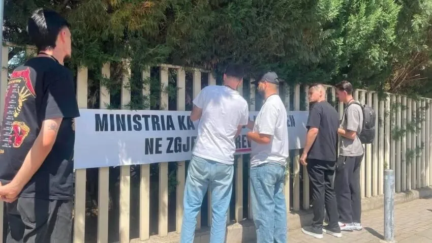 Aktivistë të Revoltës vendosin një banderolë në gardhin para Ministrisë së Punëve të Brendshme