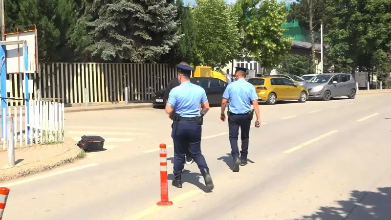 Dy zyrtarë të Policisë së Kosovës ecin drejt hyrjes së MPB-së në përfundim të aktivitetit