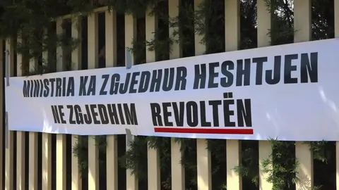Banderola “Ministria ka zgjedhur heshtjen, ne zgjedhim revoltën” në gardhin e MPB-së