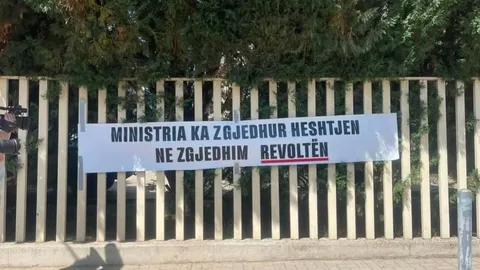 Banderola “Ministria ka zgjedhur heshtjen, ne zgjedhim revoltën” e vendosur në gardhin para MPB-së