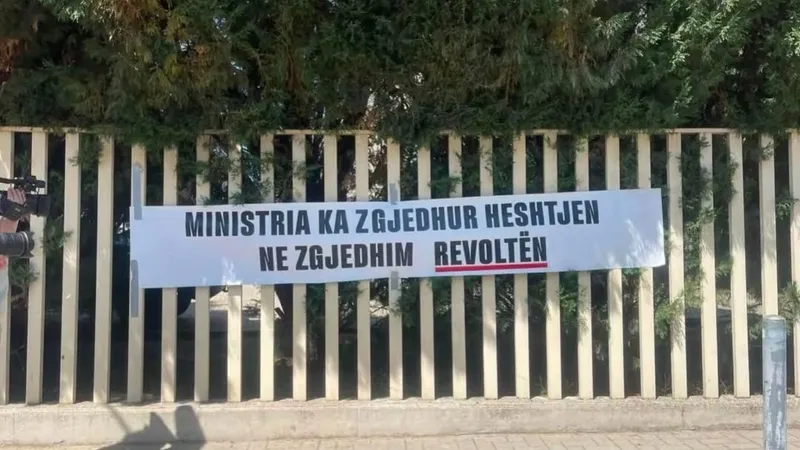 Banderola “Ministria ka zgjedhur heshtjen, ne zgjedhim revoltën” e vendosur në gardhin para MPB-së