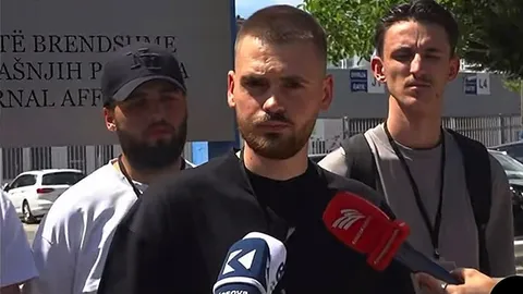 Përfaqësuesi i Lëvizjes Revolta flet para mikrofonave të mediave, para Ministrisë së Punëve të Brendshme